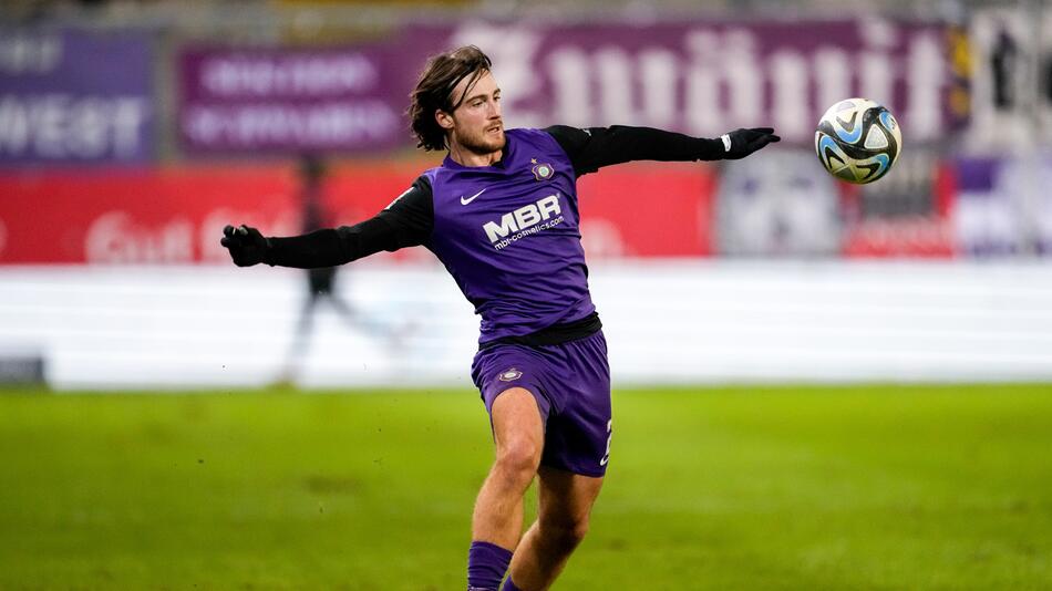 Aues Tim Danhof im Ballbesitz im Spielbeim SV Sandhausen