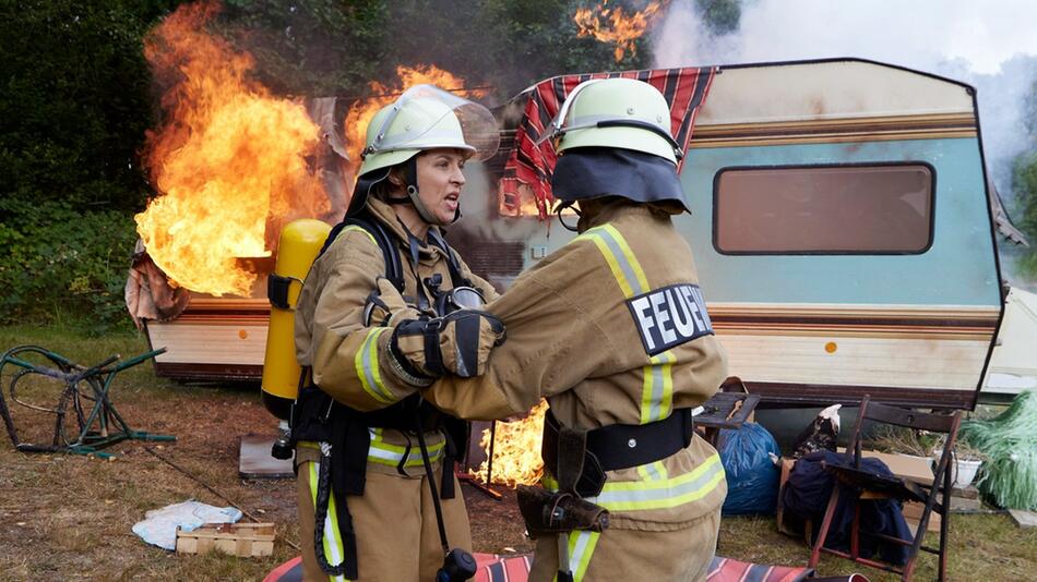 "Feuerwehrfrauen: Heim gesucht": Meike (Katja Danowski, l.) hält Anja (Nadja Becker) zurück, die ...