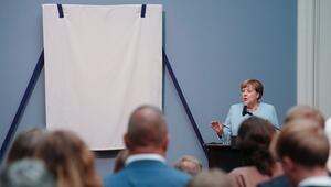 Präsentation von Porträt von Ex-Kanzlerin Merkel