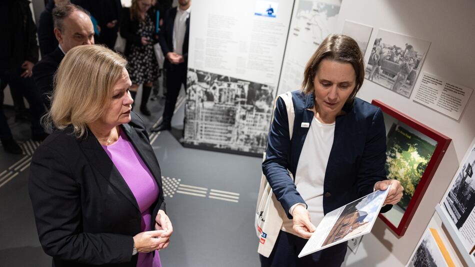 Bundesinnenministerin besucht Anne Frank Zentrum