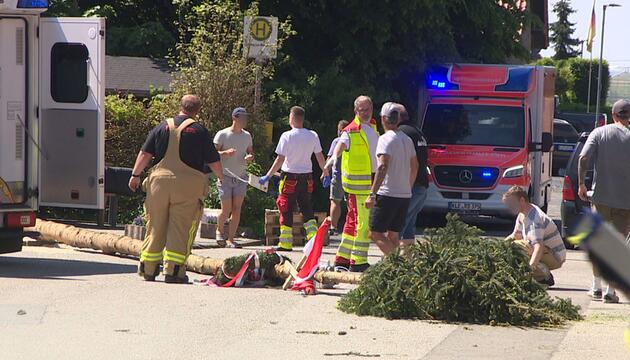 Maibaum kippt um - mehrere Verletzte