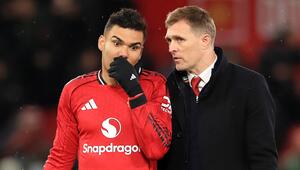Casemiro (L) und Interimstrainer Darren Fletcher nach dem Pokal-Aus von ManUnited gegen Brighton.