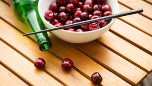 Kirschen liegen in einer Schale
