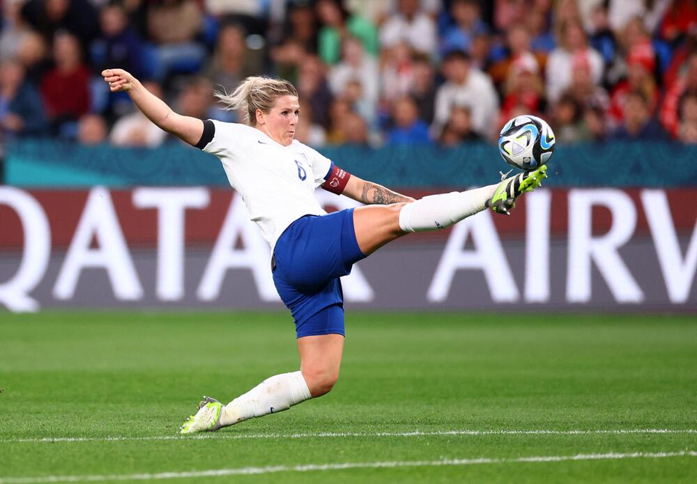 Englands Kapitänin Millie Bright setzt sich im WM-Spiel gegen Dänemark voll ein
