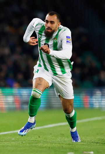 Borja Iglesias (Betis Sevilla) sprintet an der Seitenlinie einem Ball hinterher.