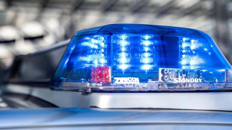 Ein Blaulicht leuchtet auf dem Dach eines Polizeiwagens