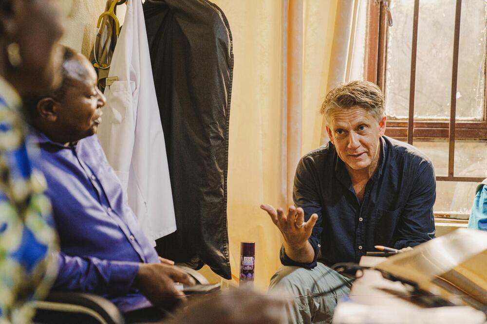 James Elder im Gespräch mit Krankenhausmitarbeitenden.