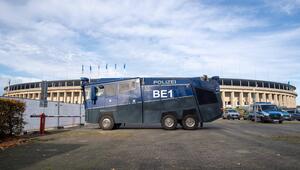 Polizeiwagen vorm Berliner Olympiastadion
