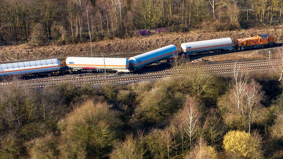 Güterzug auf Brücke über A40 entgleist