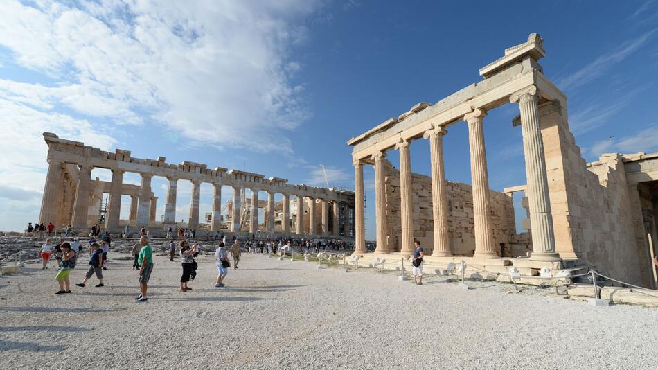 Touristen besichtigen die Akropolis
