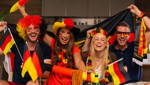 Freunde in Deutschlandfarben beim Fußballschauen