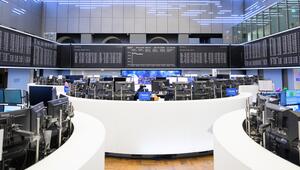 Blick auf das Börsenparkett mit Anzeigetafeln in der Frankfurter Börse.