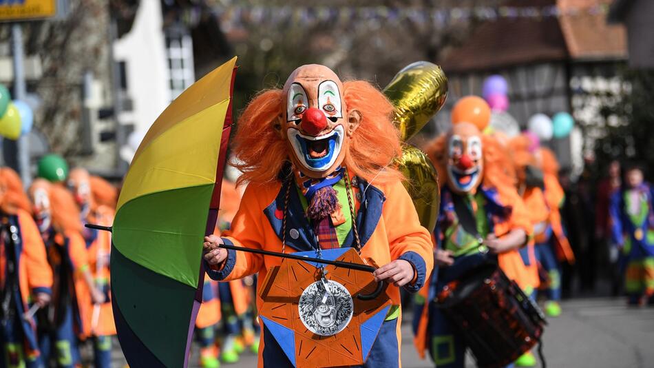 Ein Clown bei einem Karnevalsumzug