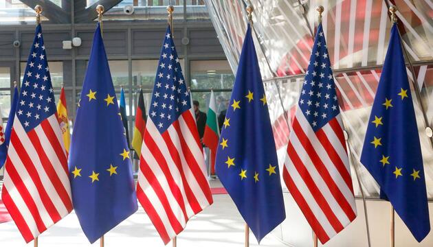 EU-Flaggen und amerikanische Fahnen