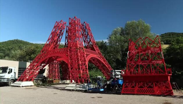 Großvater und Enkel bauen Eiffelturm nach