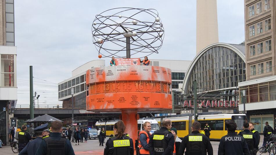 Klimaprotest am Alexanderplatz