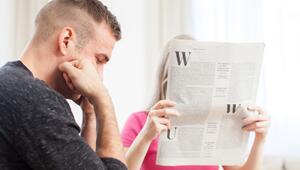 Mann und Frau sitzen schweigend an einem Tisch