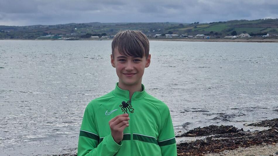 Junger Strandsammler findet seltenen Lego-Oktopus in Cornwall