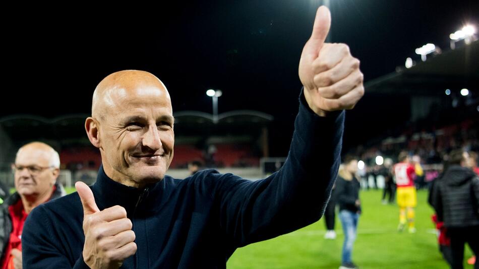 Peter Zeidler hebt als Trainer des FC St. Gallen den Daumen