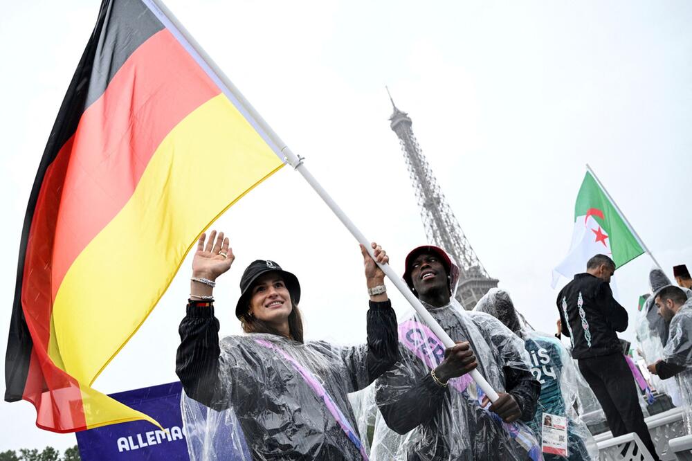 Anna-Maria Wagner mit der deutschen Fahne während der Eröffnung in Paris