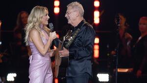 Helene Fischer und Reinhard Mey perfomten in der "Helene Fischer Show" ein Duett.