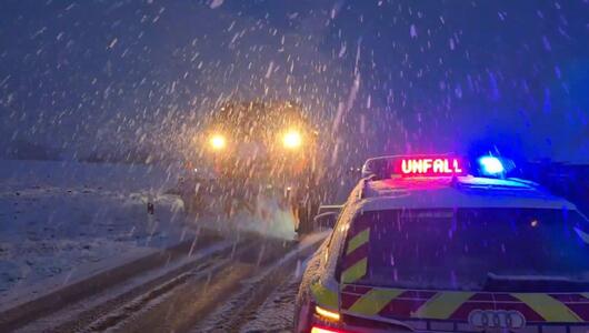 Unfälle auf glatten Straßen: Mehr Neuschnee am Donnerstag