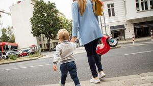 Mutter mit Kind im Straßenverkehr