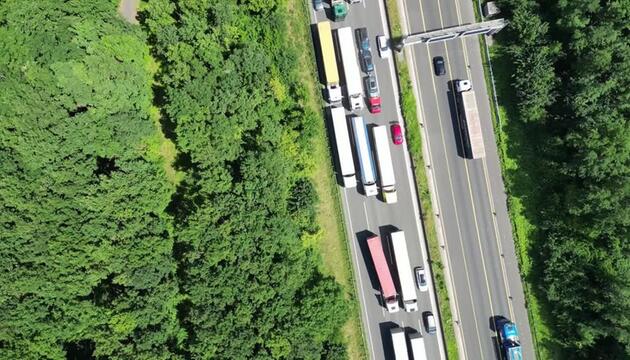 Feiertag und Urlaubsende - volle Straßen erwartet