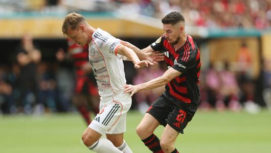 Joshua Kimmich (l.) im Zweikampf mit Jorginho
