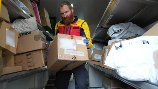 Unterwegs mit einem Paketboten im Weihnachtsstress