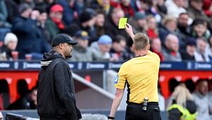 Trainer Vincent Kompany und Schiedsrichter Christian Dingert