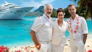 Meist schippert das "Traumschiff"-Team (v.l.) Staff-Kapitän Martin Grimm (Daniel Morgenroth) ...