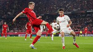 Der SC Freiburg, hier mit Nationalspieler Matthias Ginter (l.), steht im Finale der Europa League.