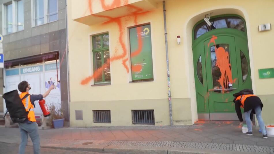 Mitglieder der Protestbewegung "Letzte Generation" beschmieren die Fassade der Grünen-Zentrale