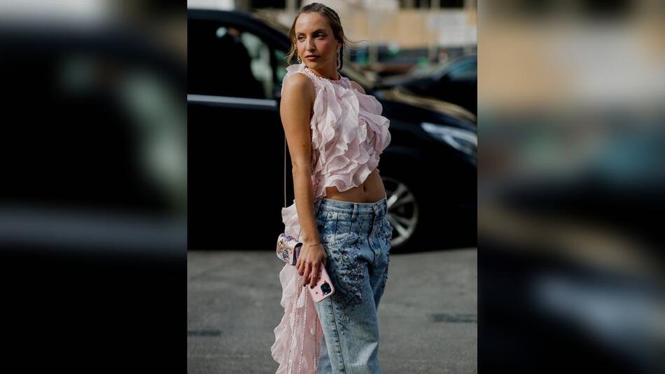 Sexy in glitzernder Wide-Leg-Jeans: Das französische Model und It-Girl Carla Ginola trägt den ...