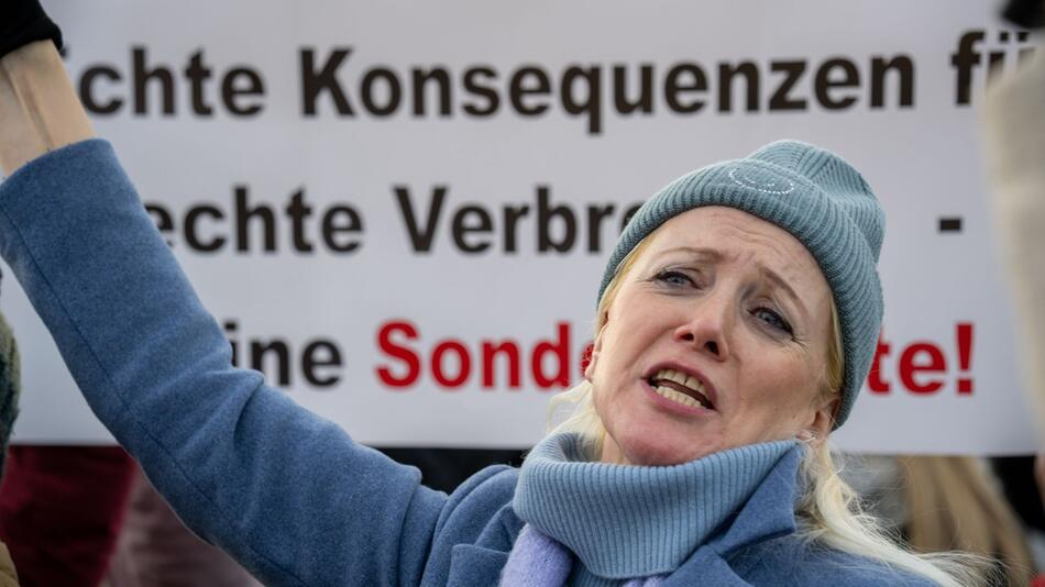 Demonstration vor Air Base gegen Gerichtsurteil