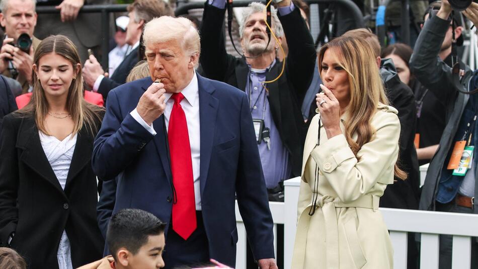 Und los: Donald und Melania Trump gaben mit Trillerpfeifen das Startsignal für das traditionelle ...
