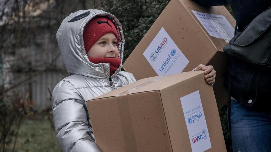 Im Dezember lieferte UNICEF mehr als 3.000 Sets mit Winterkleidung für Kinder in der Ukraine