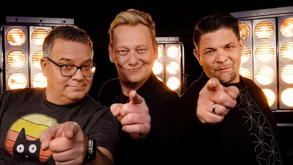 Elton, Knossi und Tim Mälzer (v.l.n.r.) treten in "Drei gegen Einen - Die Show der Champions" ...