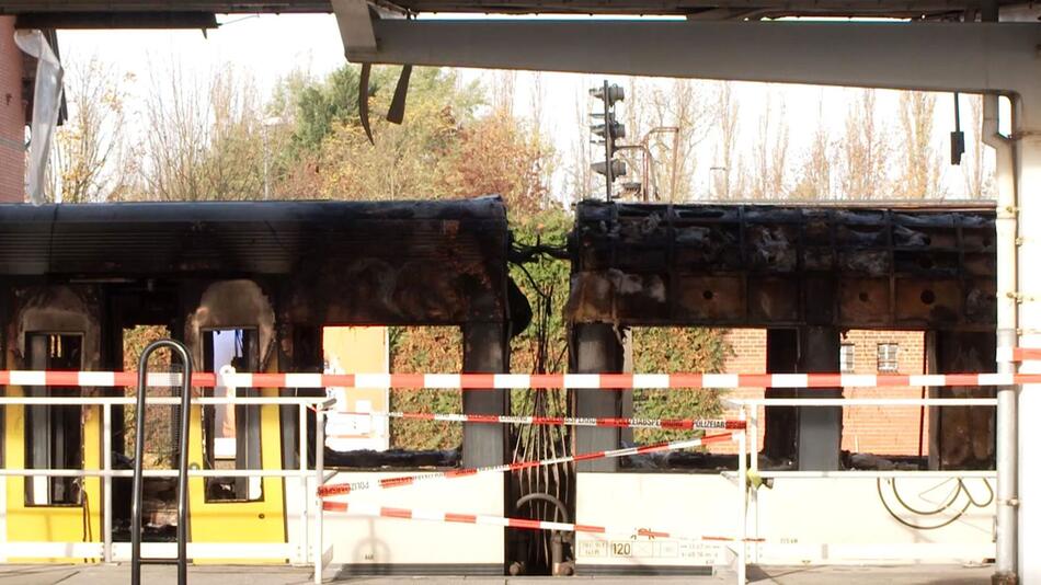 Zug im Bahnhof Ahrensfelde ausgebrannt