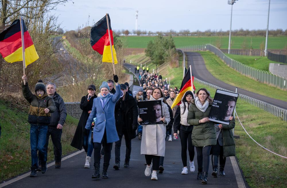 Demonstration vor Air Base gegen Gerichtsurteil