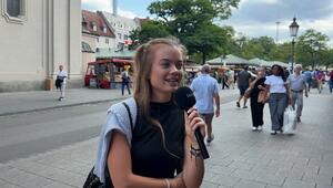 Passantin spricht in Mikrofon
