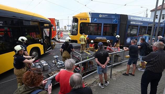 Straßenbahn stößt mit Bus zusammen – viele Verletzte