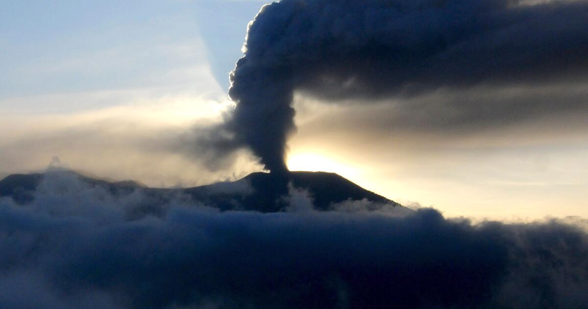 2.200 orang dievakuasi setelah gunung berapi meletus di Indonesia