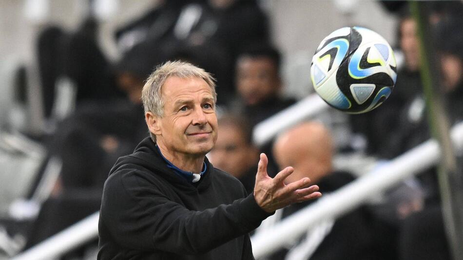 Jürgen Klinsmann fängt als südkoreanischer Nationaltrainer einen Ball