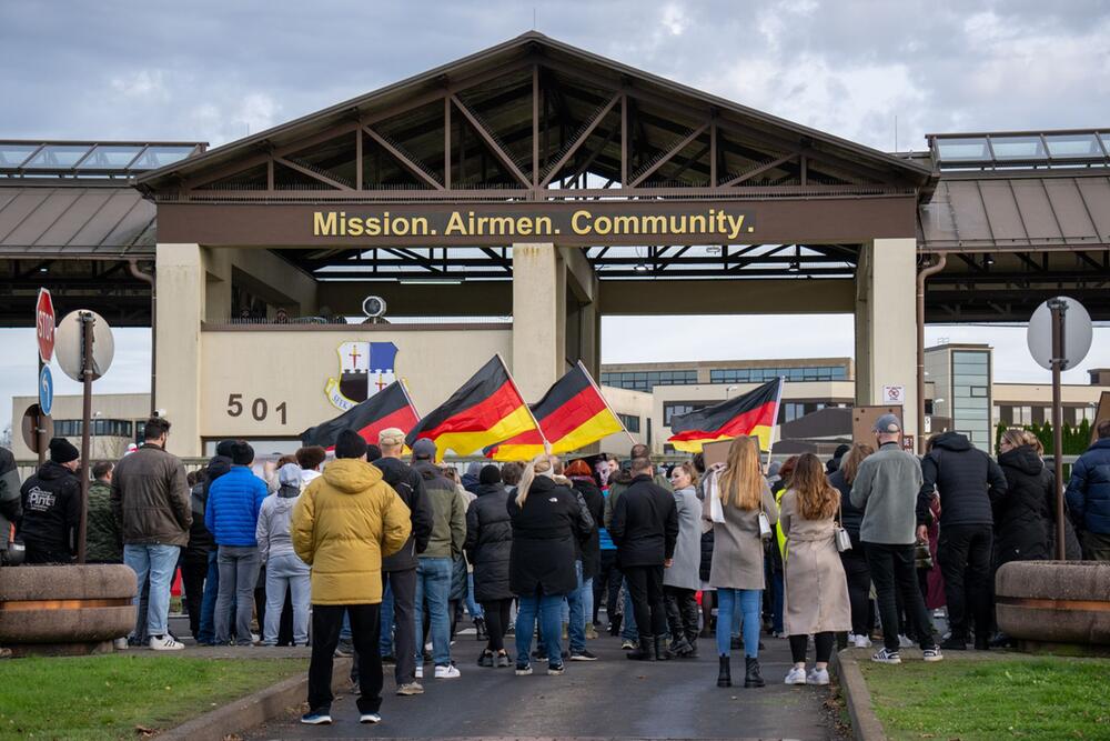 Demonstration vor Air Base gegen Gerichtsurteil