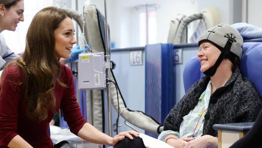 Prinzessin Kate (l.) während eines Besuchs im Royal Marsden Hospital in London in der ...