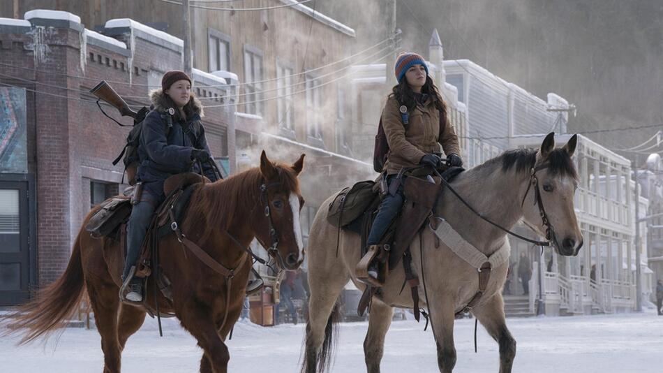 Bella Ramsey (l.) und "The Last of Us"-Neuzugang Isabela Merced.