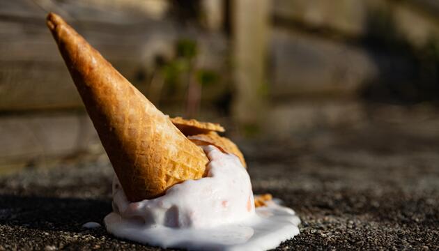 Eis, das heruntergefallen ist. 