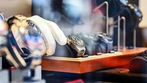 Im Schaufenster eines Juweliergeschäfts werden Luxusuhren präsentiert